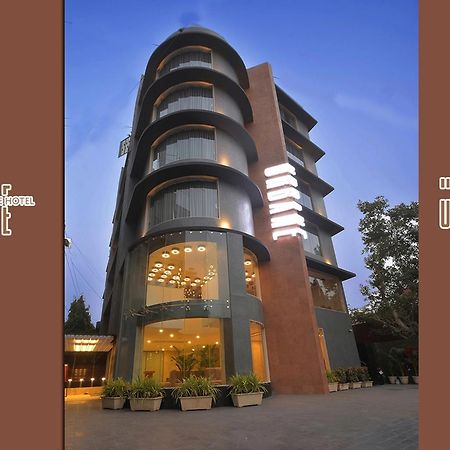 Urbane The Hotel Ахмедабад Екстериор снимка