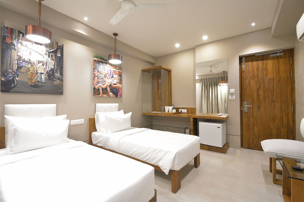 Urbane The Hotel Ахмедабад Екстериор снимка
