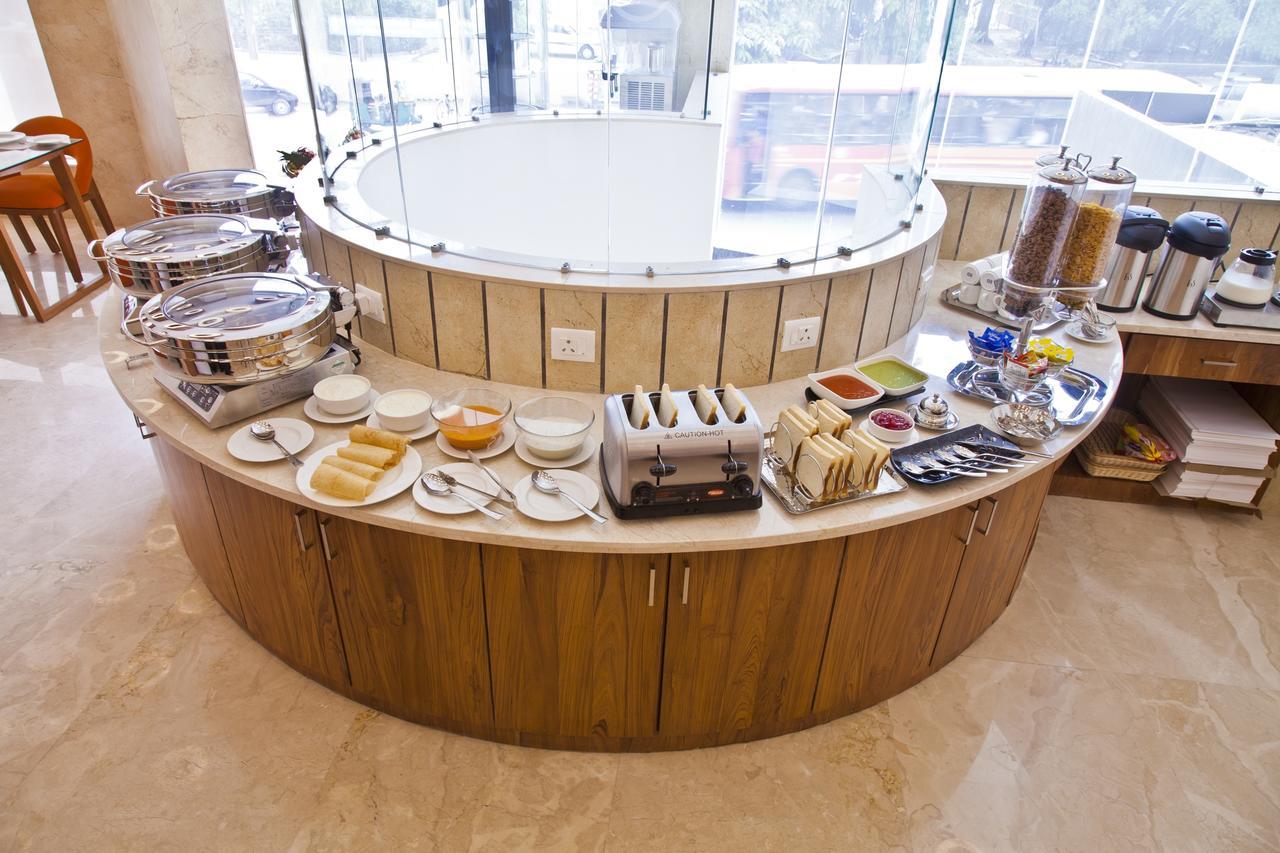 Urbane The Hotel Ахмедабад Екстериор снимка