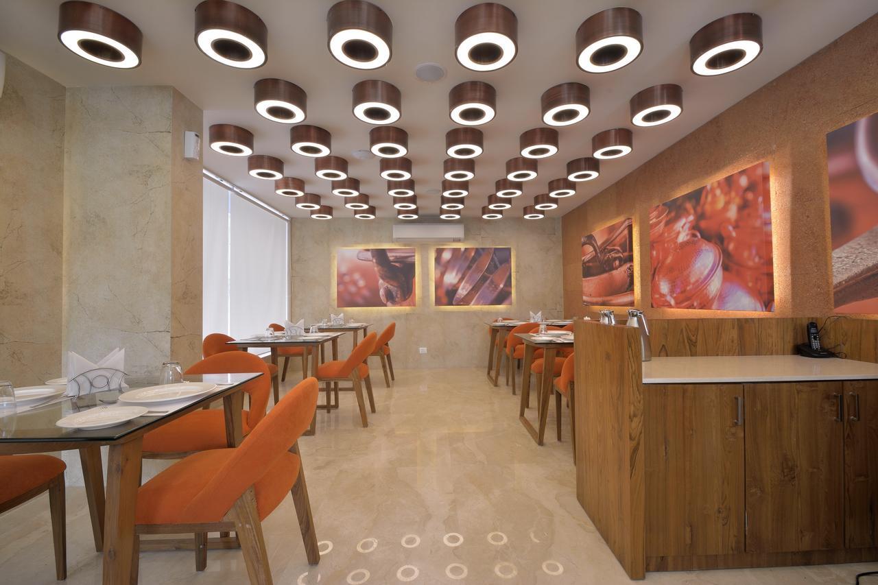 Urbane The Hotel Ахмедабад Екстериор снимка