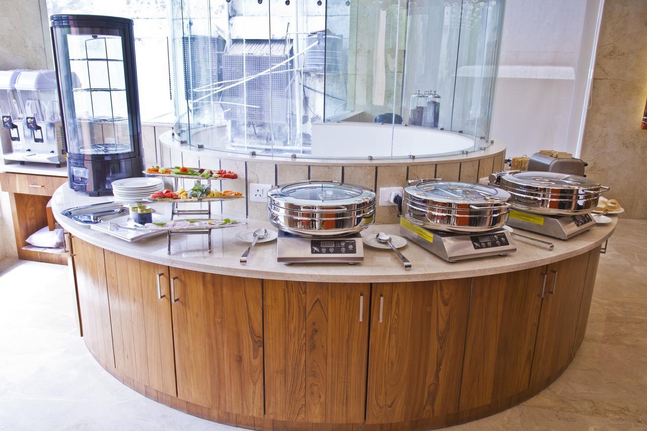 Urbane The Hotel Ахмедабад Екстериор снимка