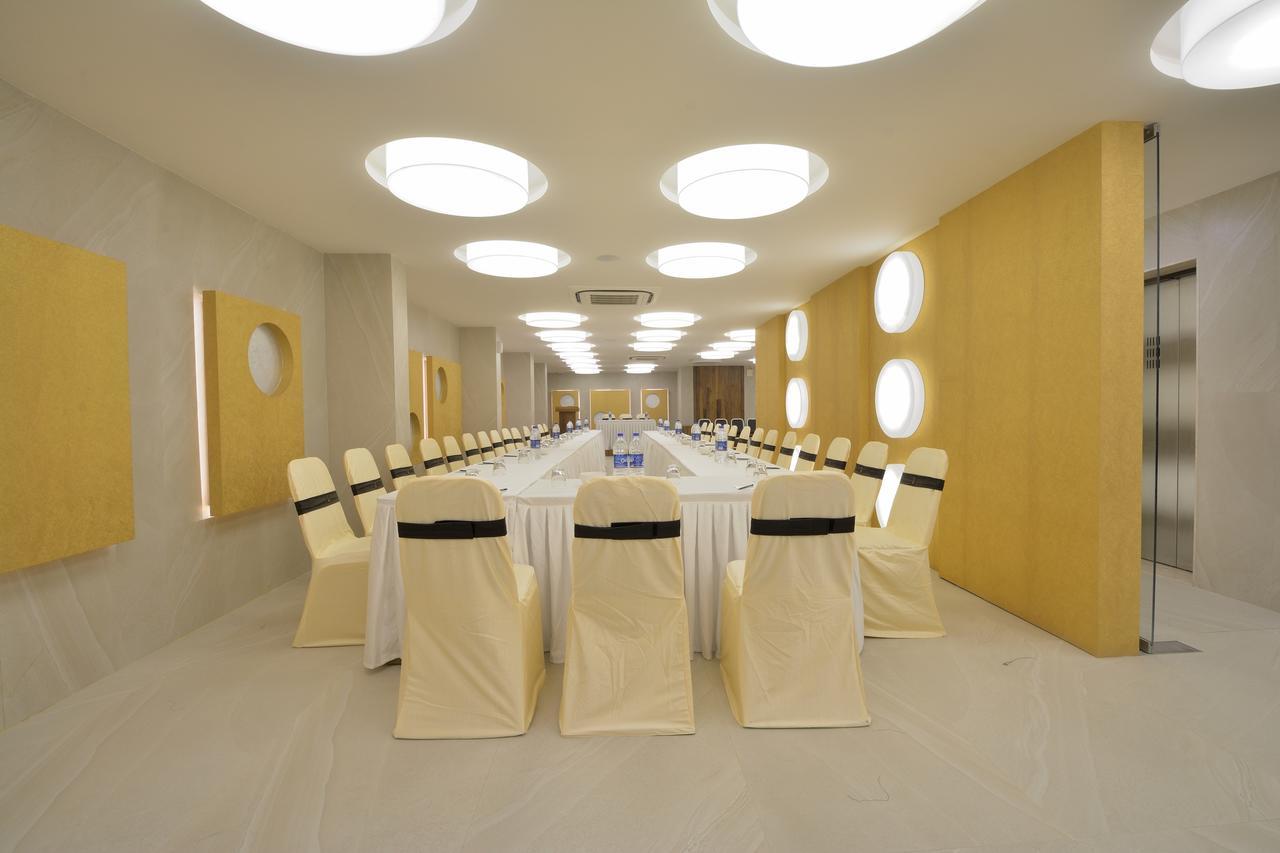 Urbane The Hotel Ахмедабад Екстериор снимка