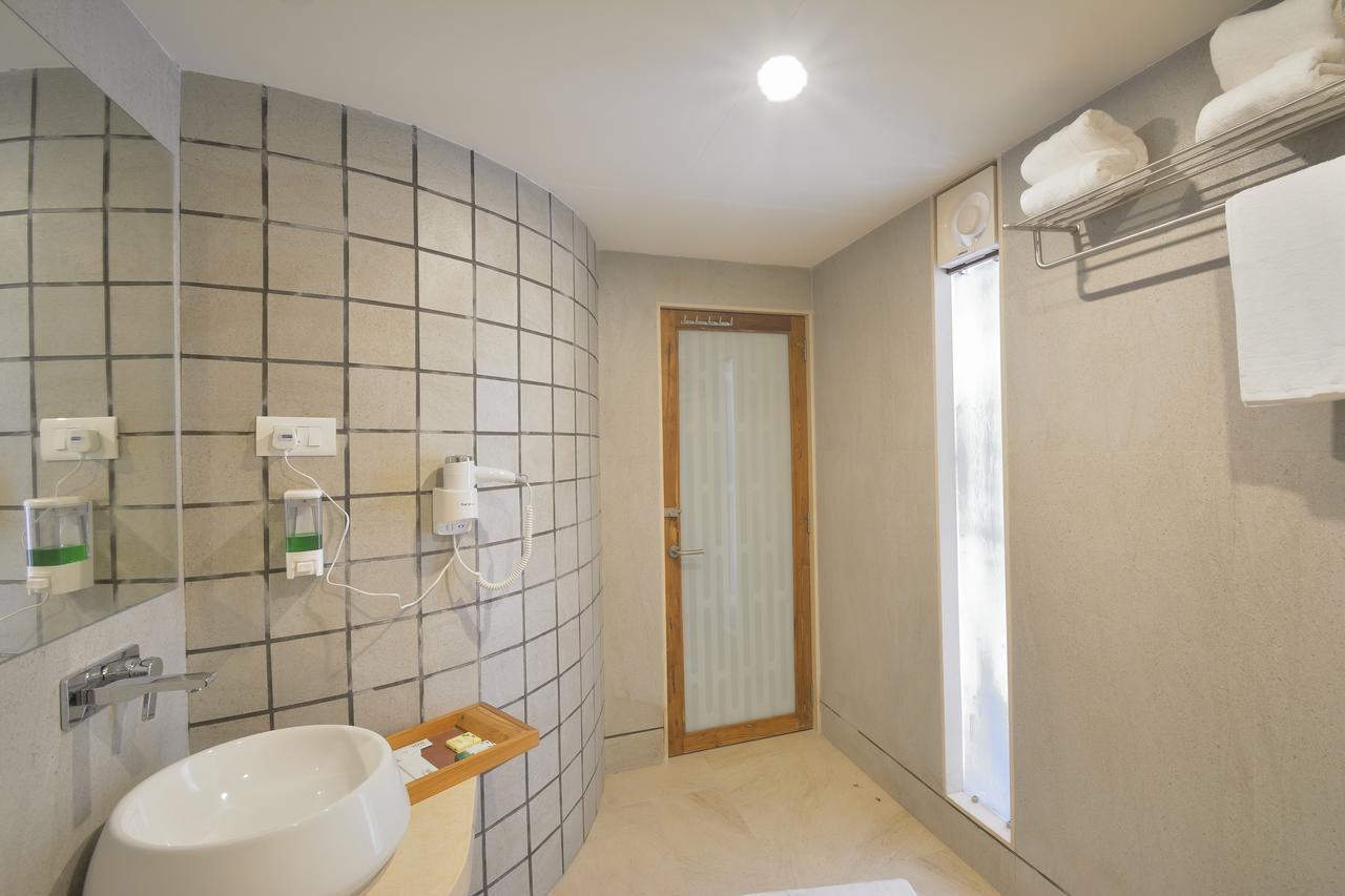 Urbane The Hotel Ахмедабад Екстериор снимка