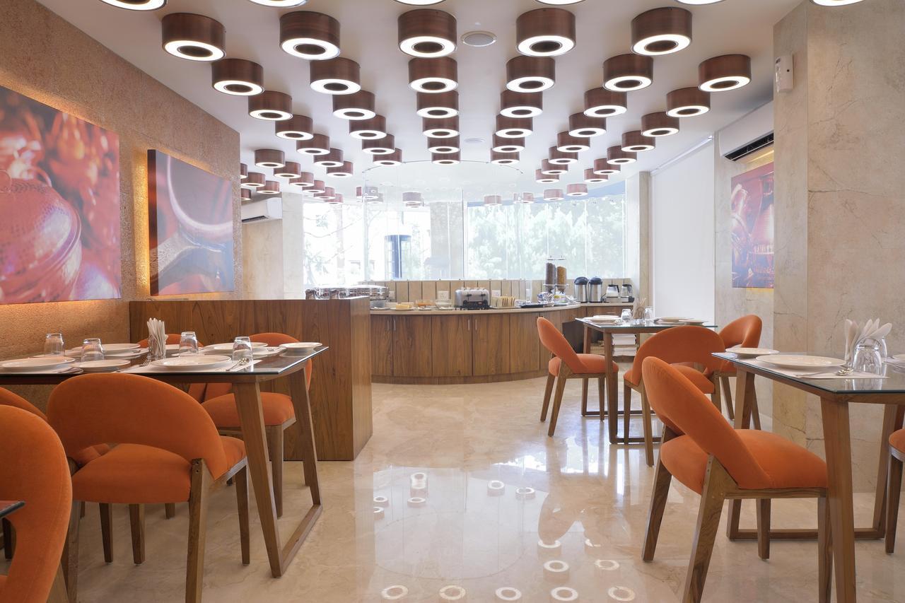 Urbane The Hotel Ахмедабад Екстериор снимка