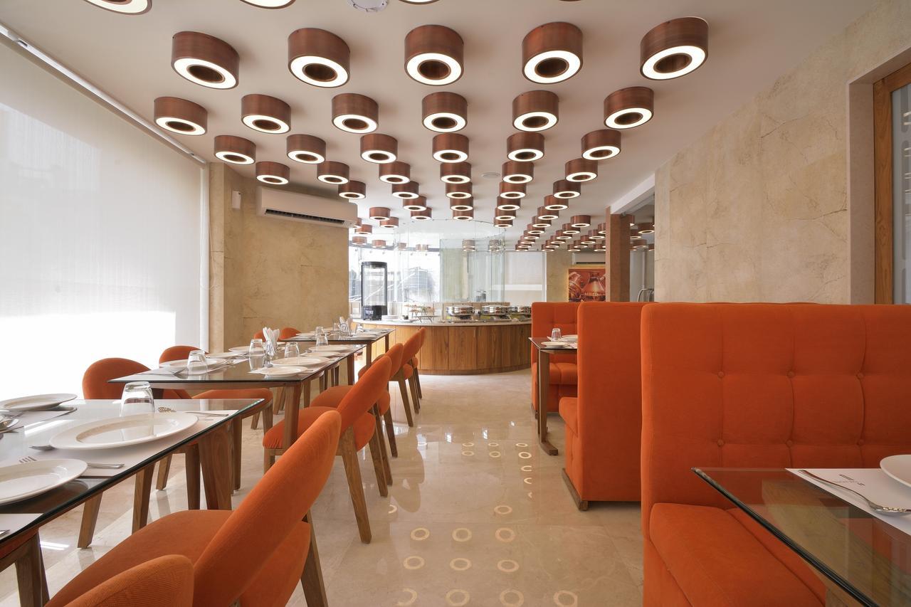 Urbane The Hotel Ахмедабад Екстериор снимка