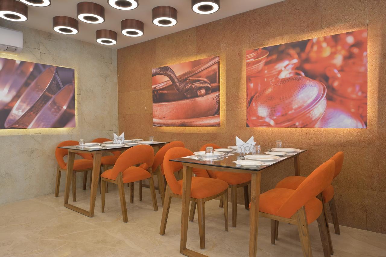 Urbane The Hotel Ахмедабад Екстериор снимка