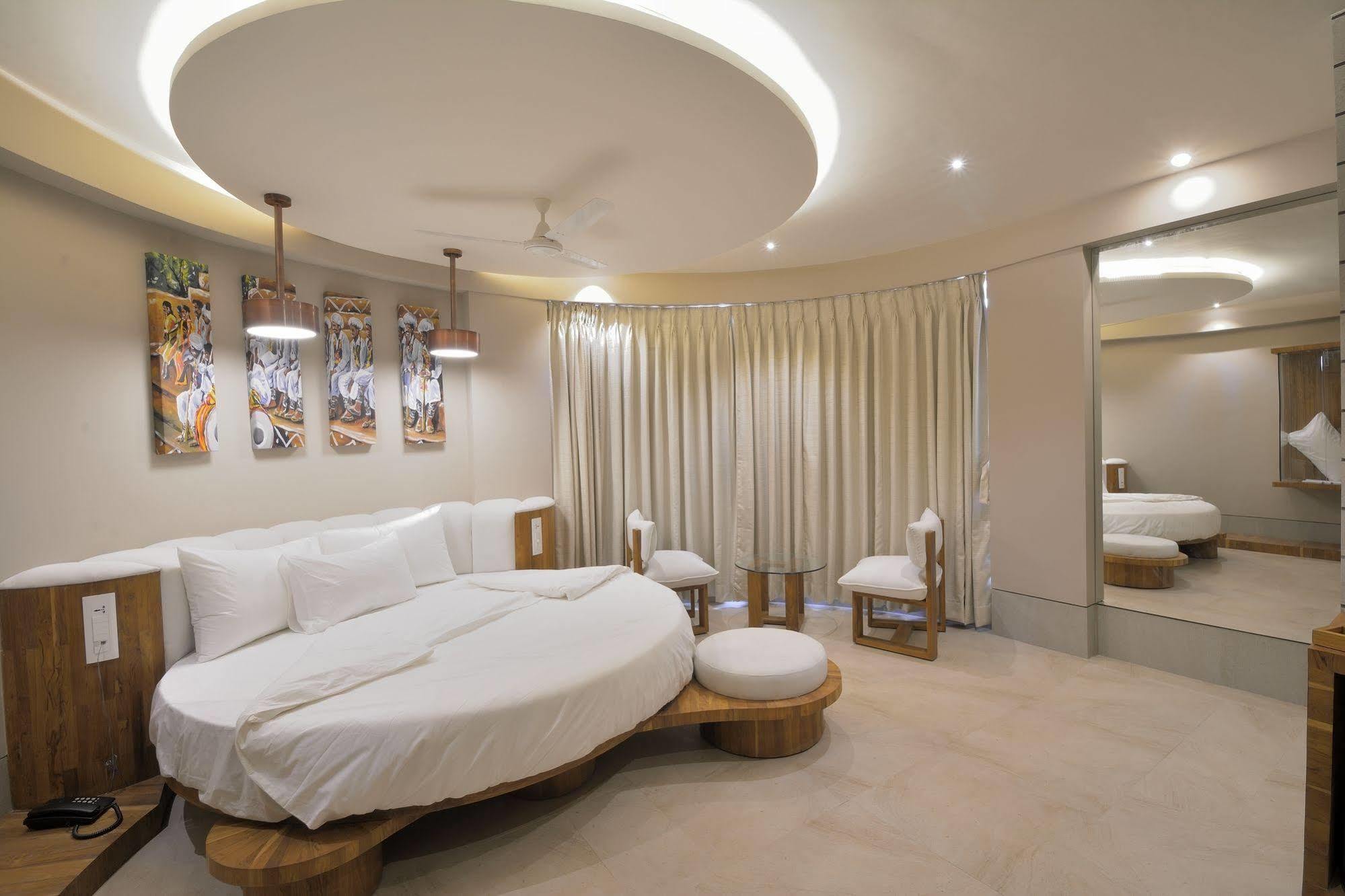 Urbane The Hotel Ахмедабад Екстериор снимка