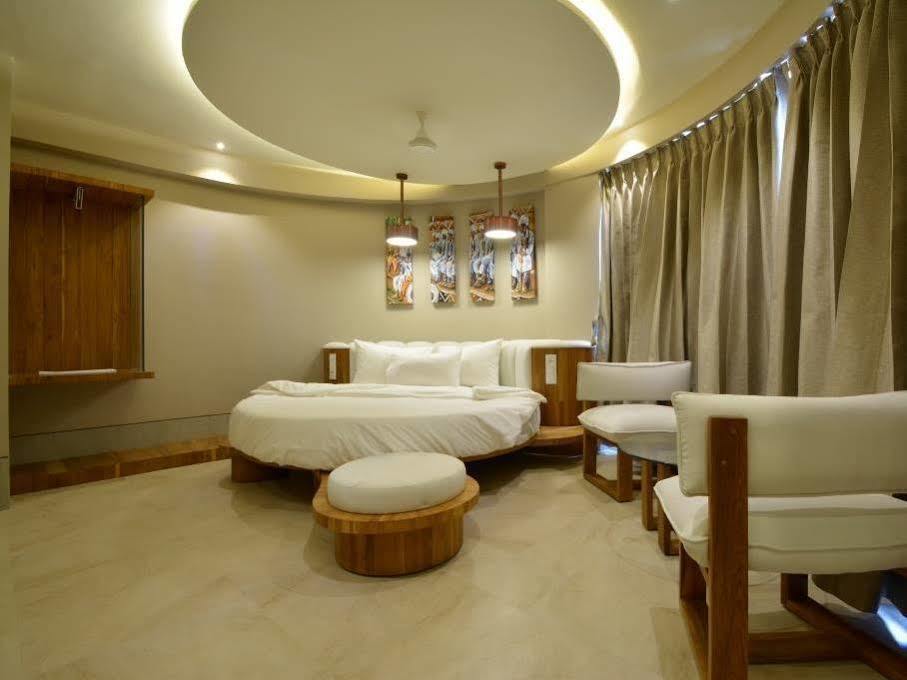 Urbane The Hotel Ахмедабад Екстериор снимка