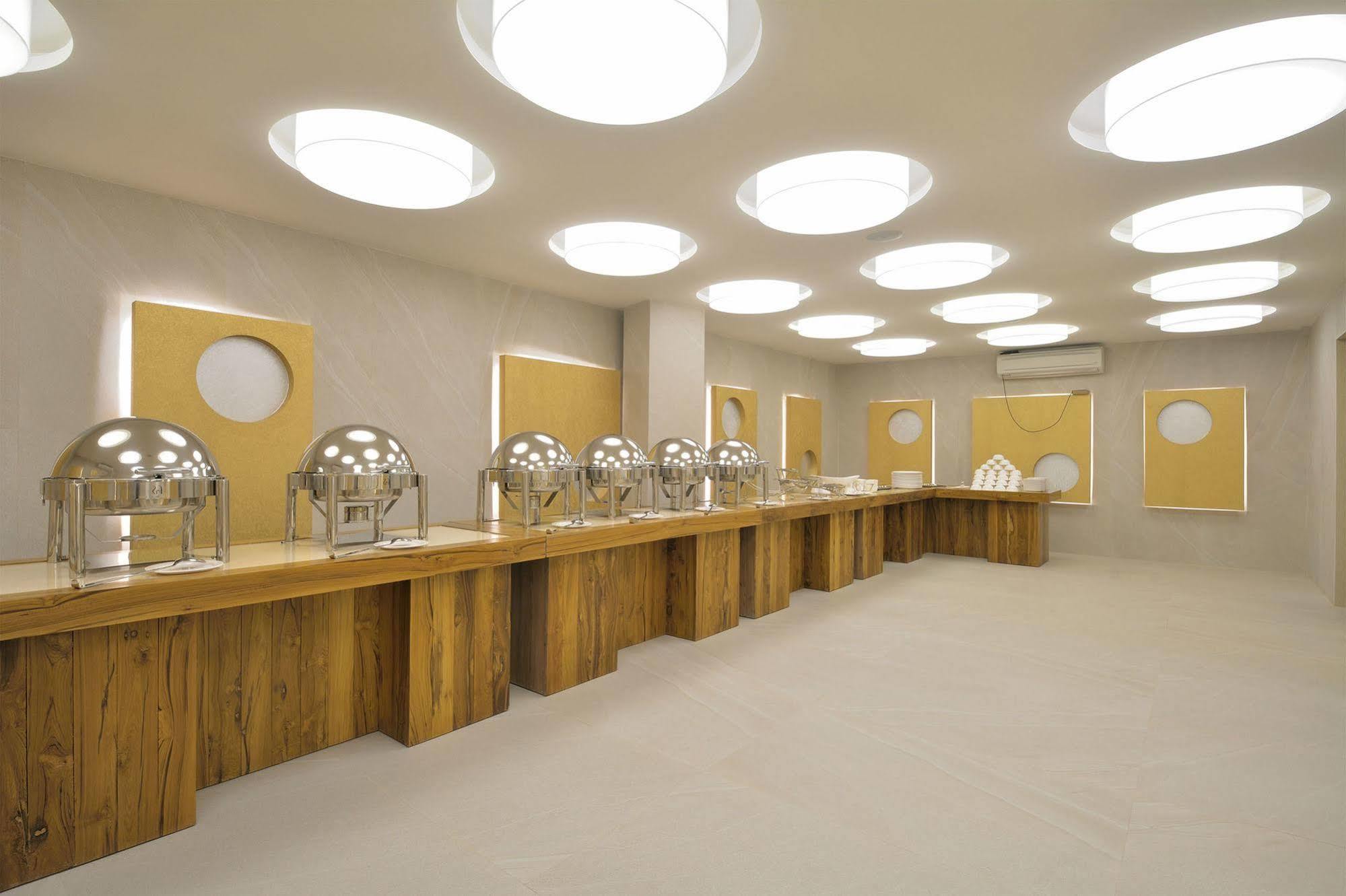 Urbane The Hotel Ахмедабад Екстериор снимка
