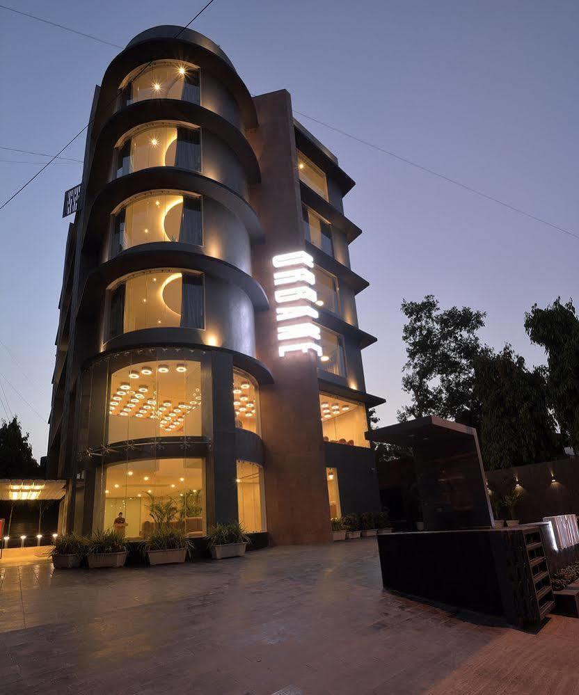 Urbane The Hotel Ахмедабад Екстериор снимка